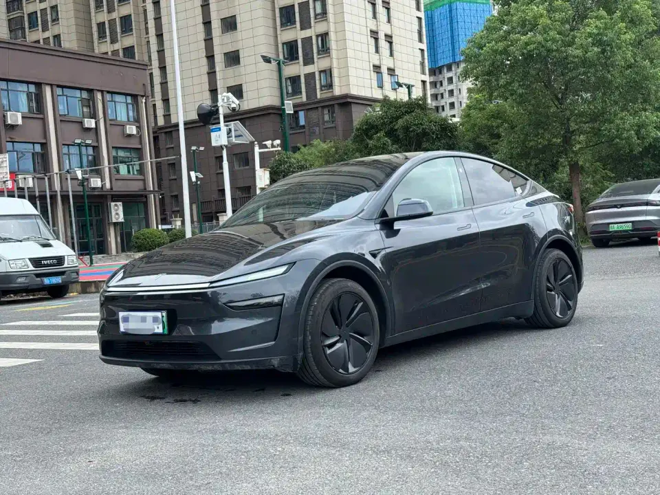 Tesla Model Y Rear-Wheel Drive 2025