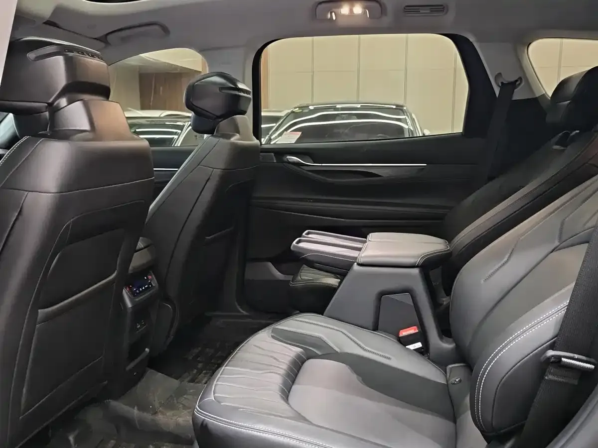 Ford Edge Edge L 2.0T EcoBoost FWD 7-Seater Luxury 2025 — фото 4