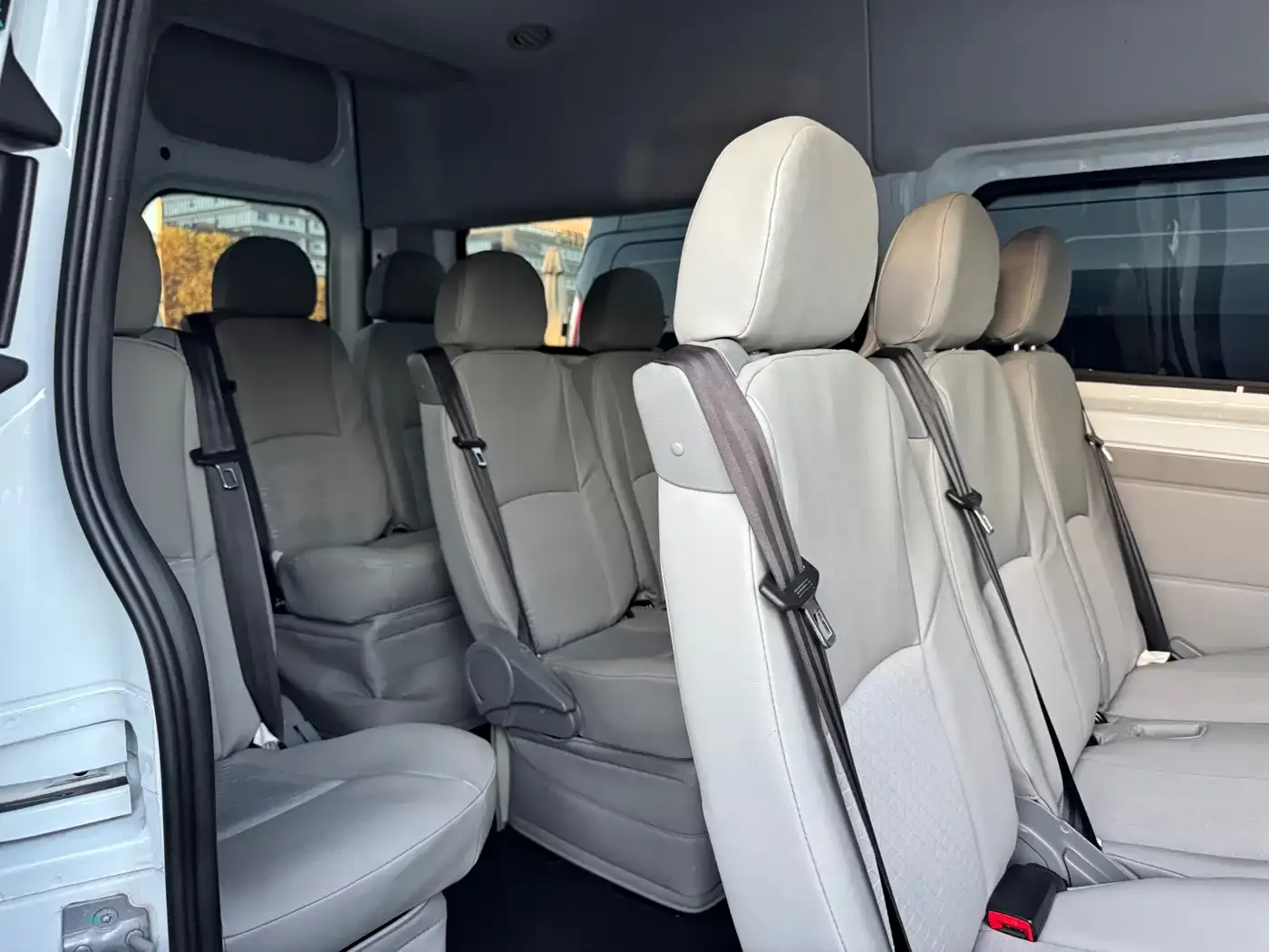 Ford Transit 2.0T Petrol Manual Business Travel Mid-Axis Mid-Roof 10/11/12-seater 2023 — фото 10