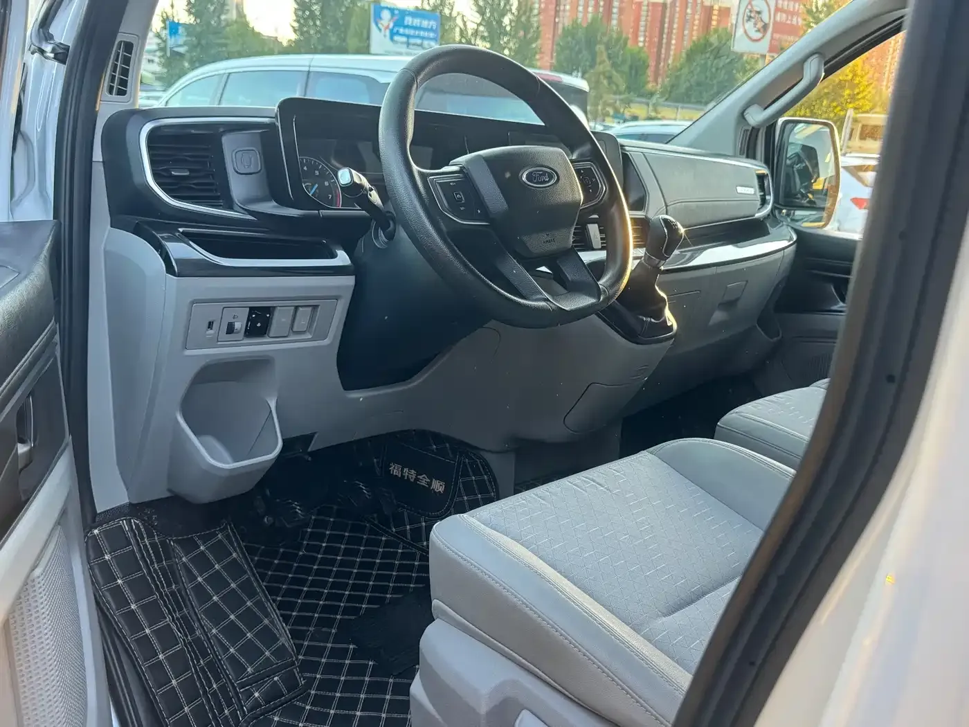 Ford Transit 2.0T Petrol Manual Business Travel Mid-Axis Mid-Roof 10/11/12-seater 2023 — фото 3
