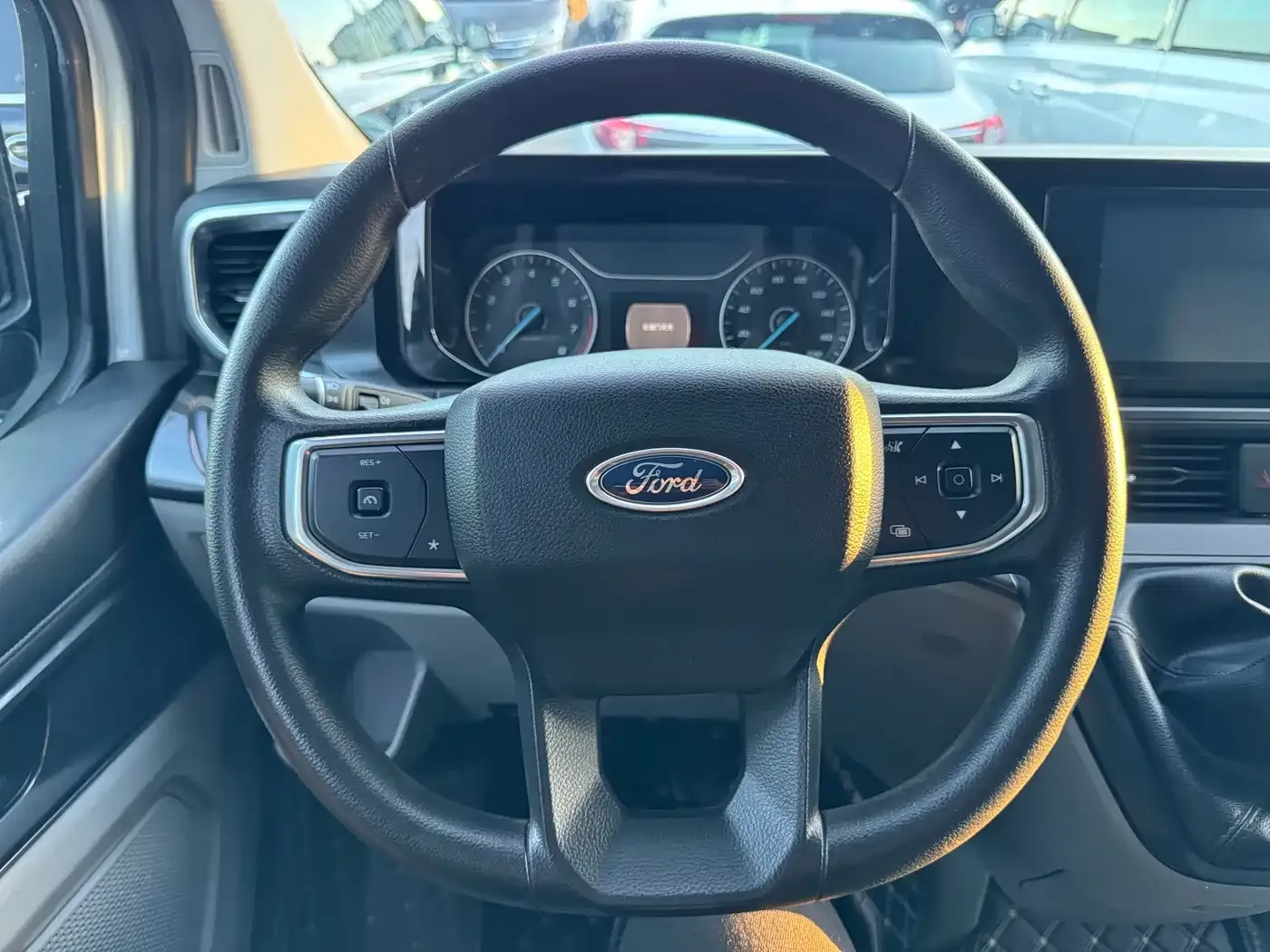 Ford Transit 2.0T Petrol Manual Business Travel Mid-Axis Mid-Roof 10/11/12-seater 2023 — фото 4