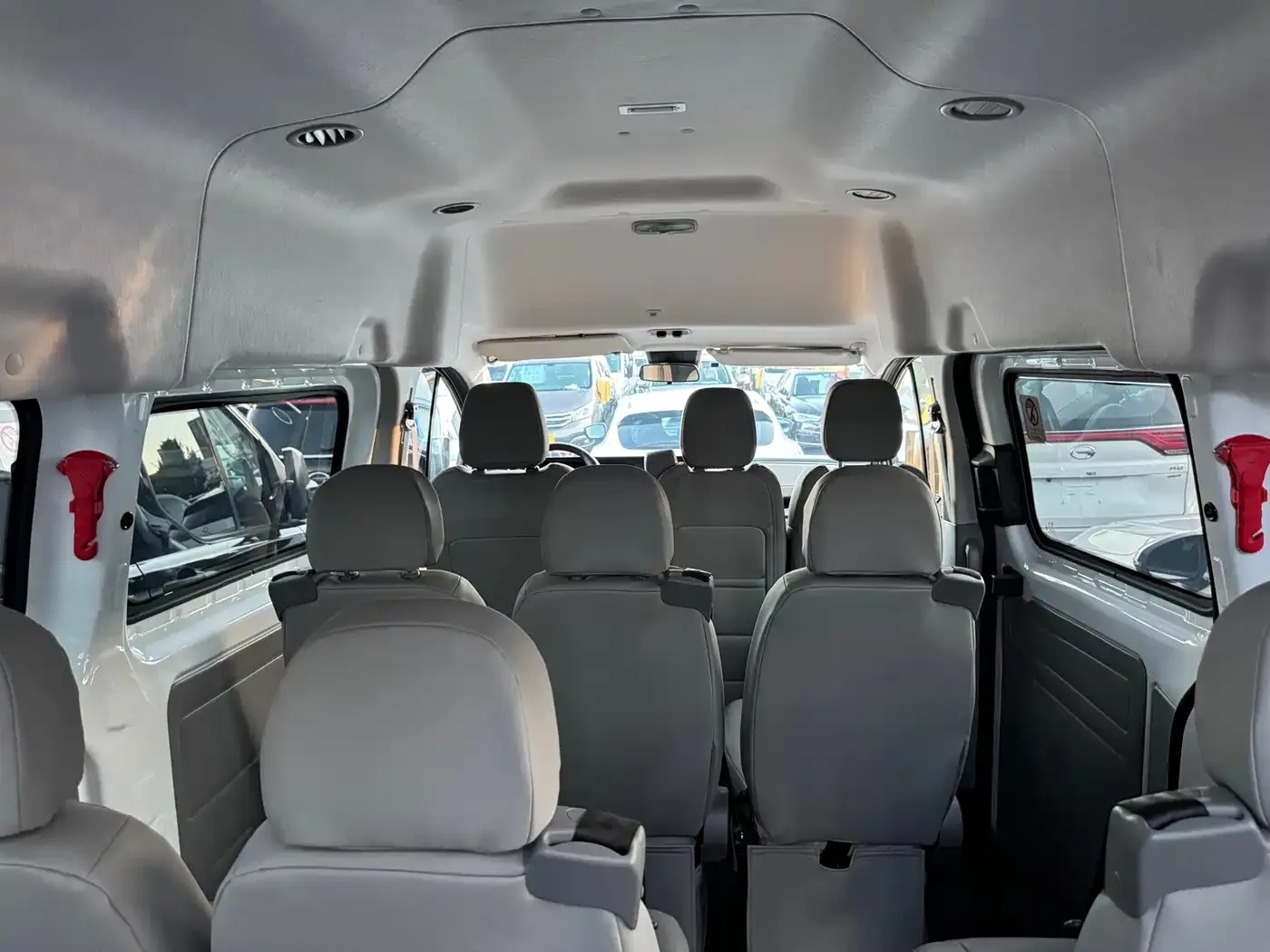 Ford Transit 2.0T Petrol Manual Business Travel Mid-Axis Mid-Roof 10/11/12-seater 2023 — фото 8