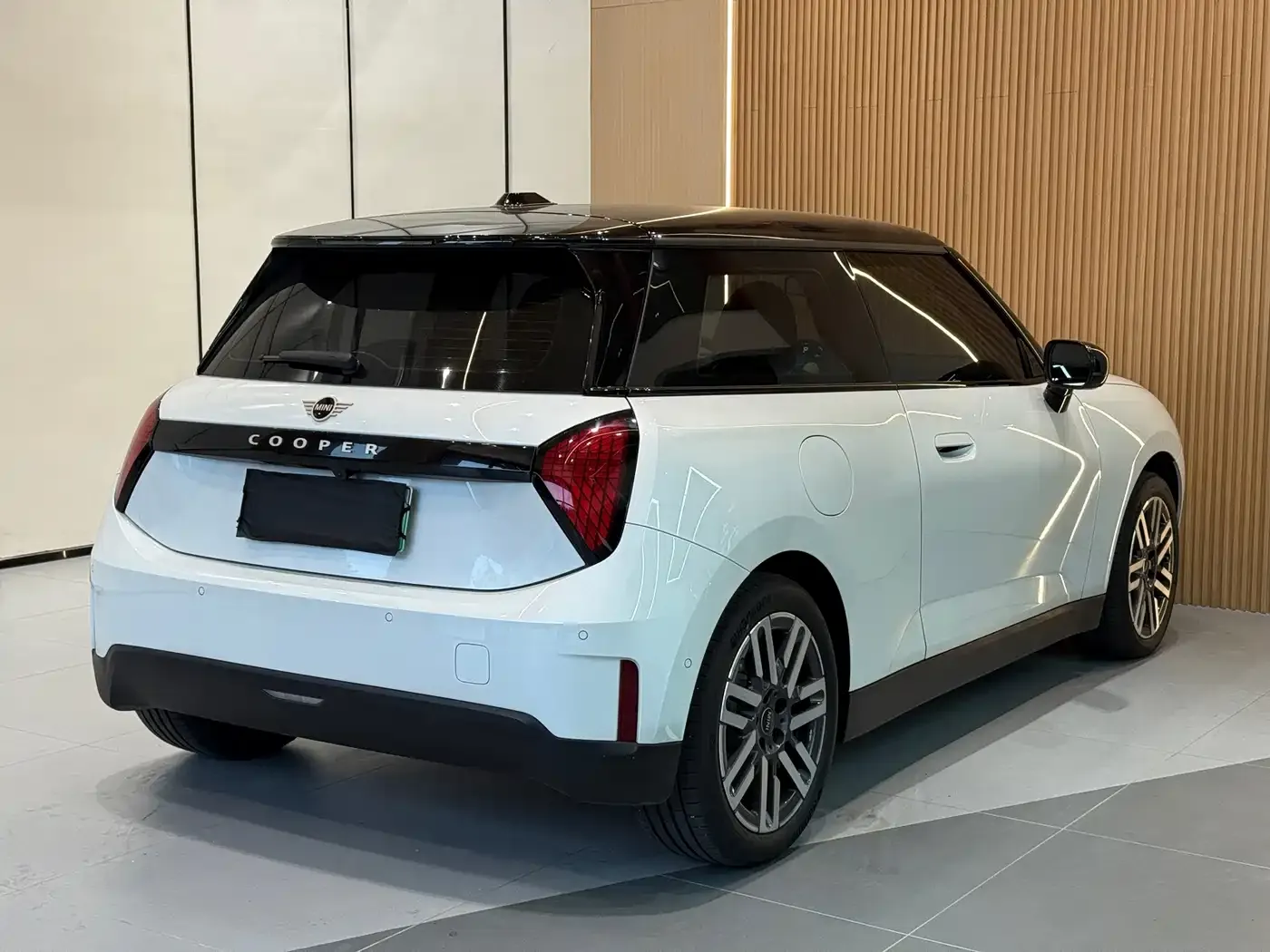Mini Electric MINI ACEMAN E Classic 2025 — фото 18