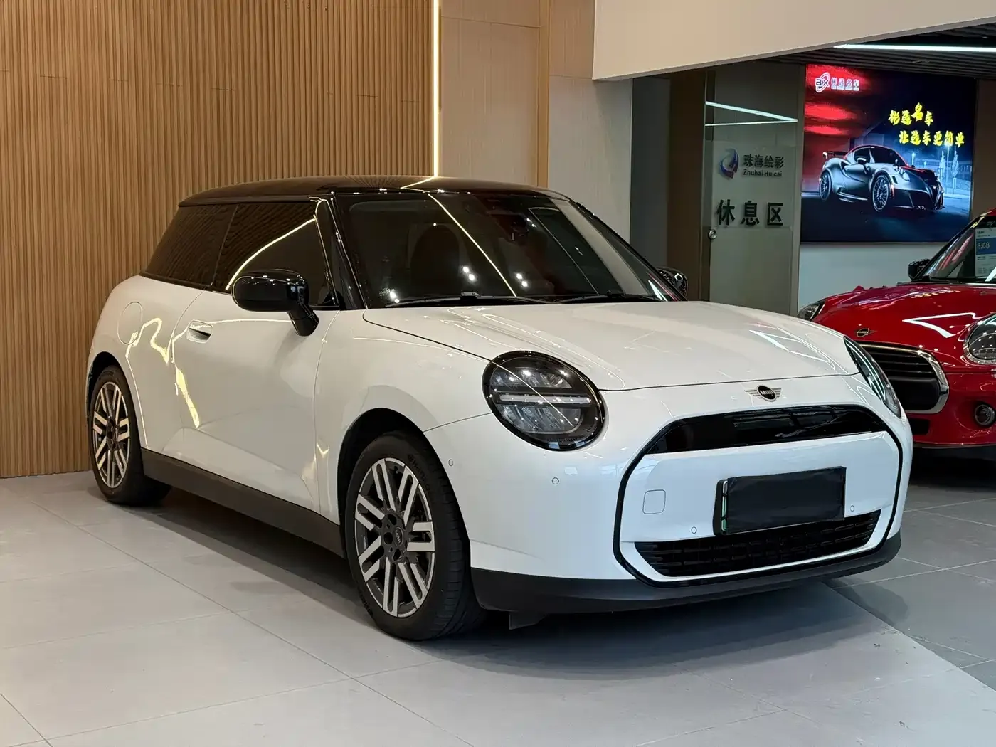 Mini Electric MINI ACEMAN E Classic 2025 — фото 3