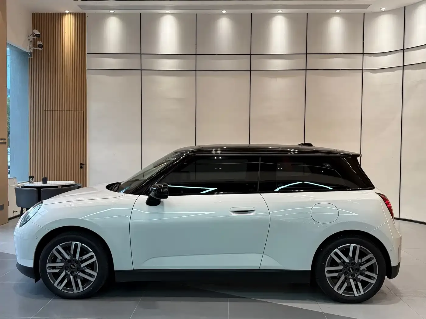 Mini Electric MINI ACEMAN E Classic 2025 — фото 4