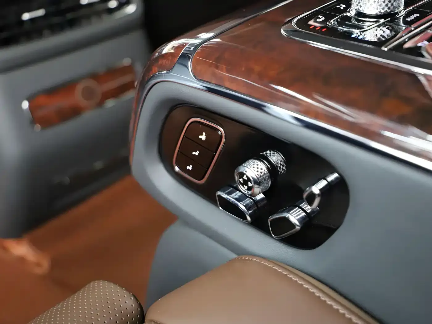 Hongqi Guoyao 4.0T Premium Flagship 4-Seater 2026 — фото 13