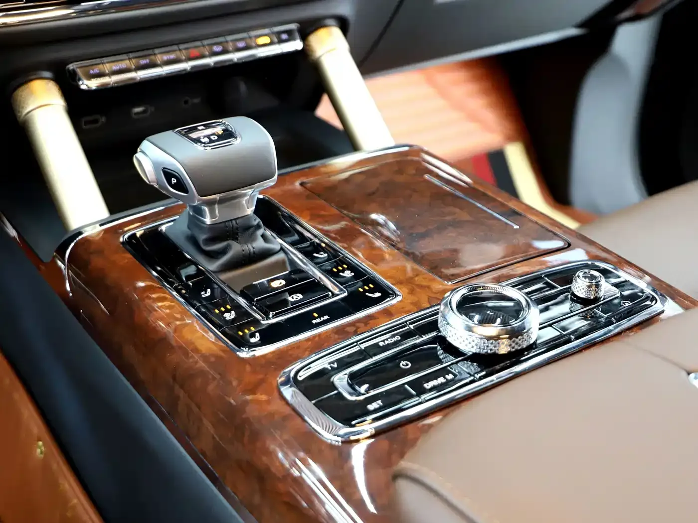 Hongqi Guoyao 4.0T Premium Flagship 4-Seater 2026 — фото 10