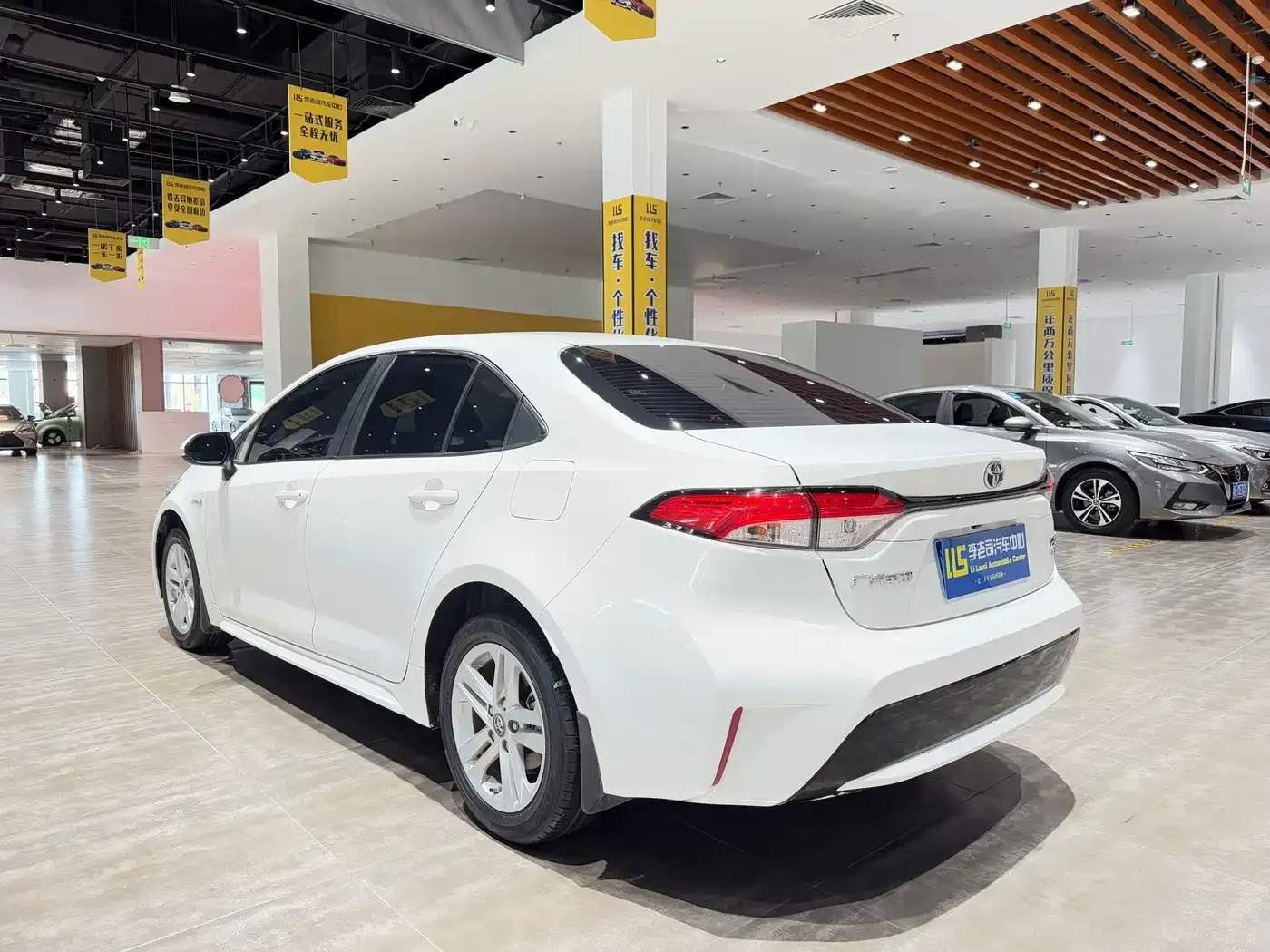 Toyota Levin Dual Engine 1.8H E-CVT Luxury Edition 2022 — фото 3