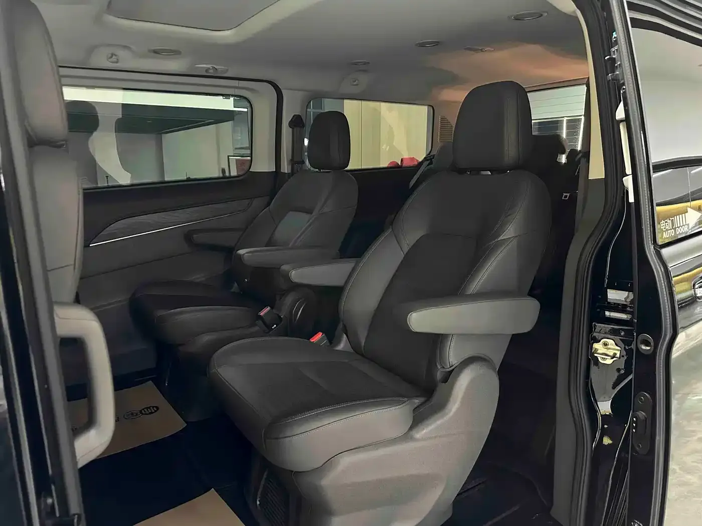 Ford Tourneo 2.0T Automatic Premium Edition 2023 — фото 11