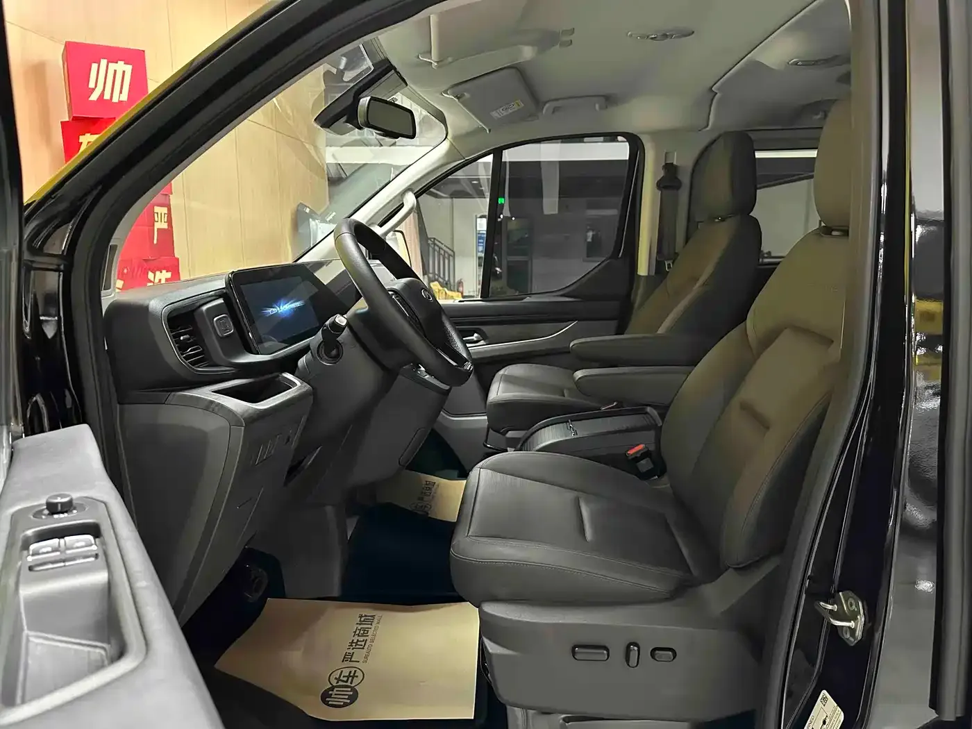 Ford Tourneo 2.0T Automatic Premium Edition 2023 — фото 9