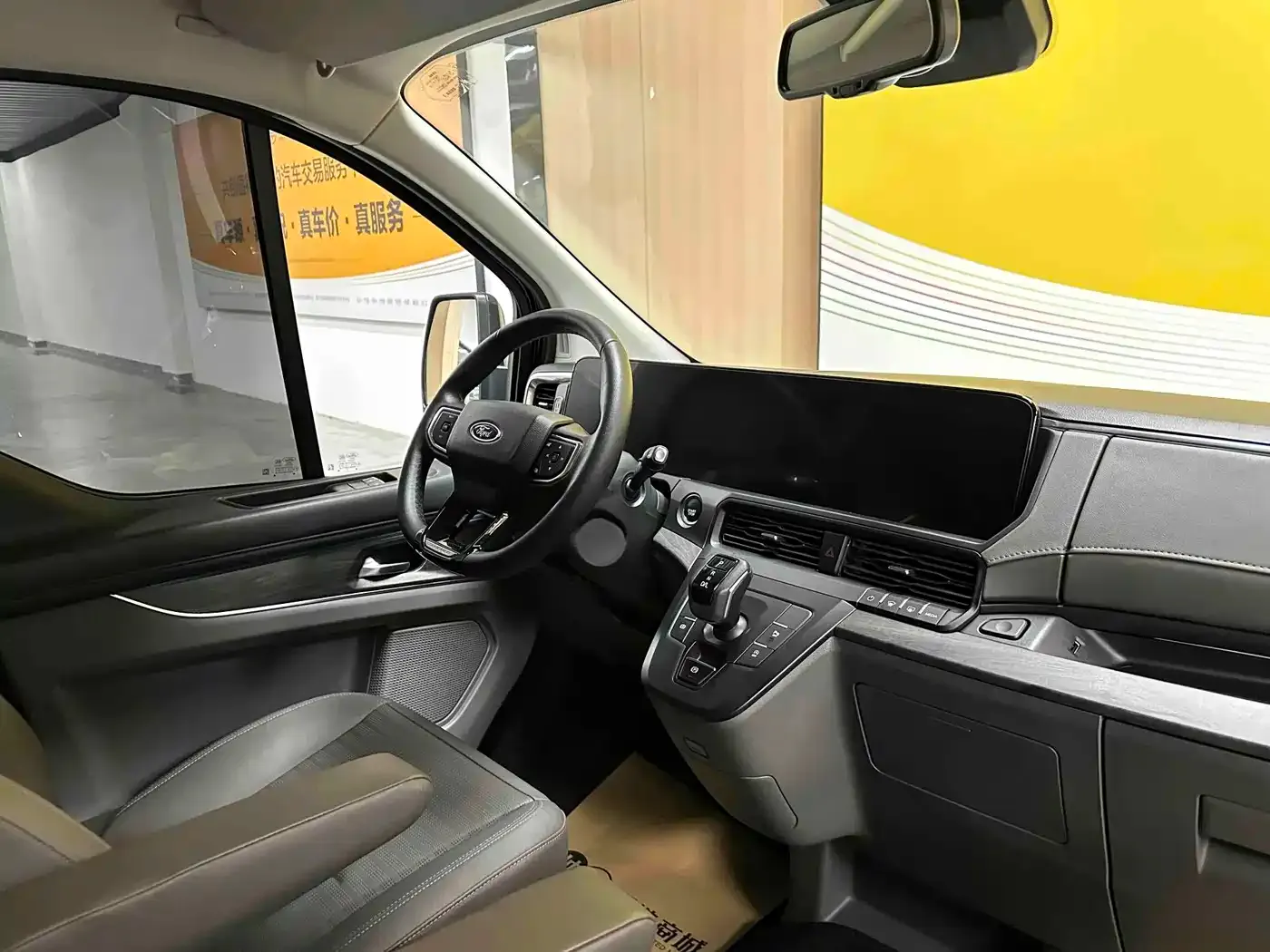 Ford Tourneo 2.0T Automatic Premium Edition 2023 — фото 8