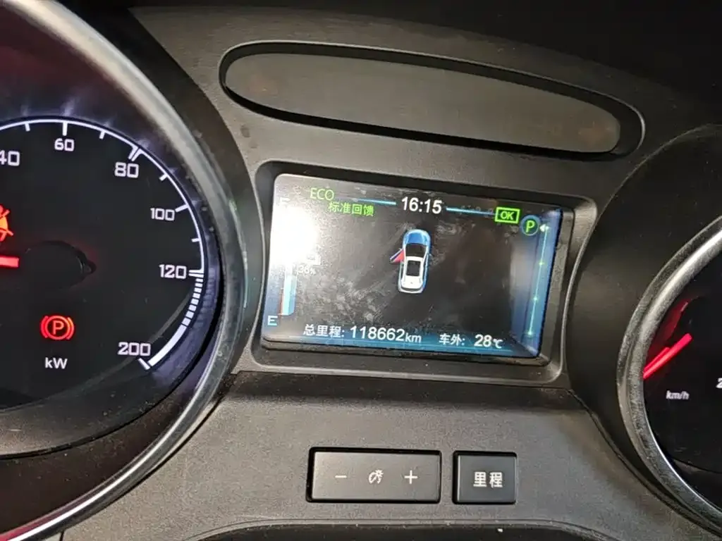 BYD Yuan New Energy EV360 Smart Connect Premium Edition 2019 — фото 12