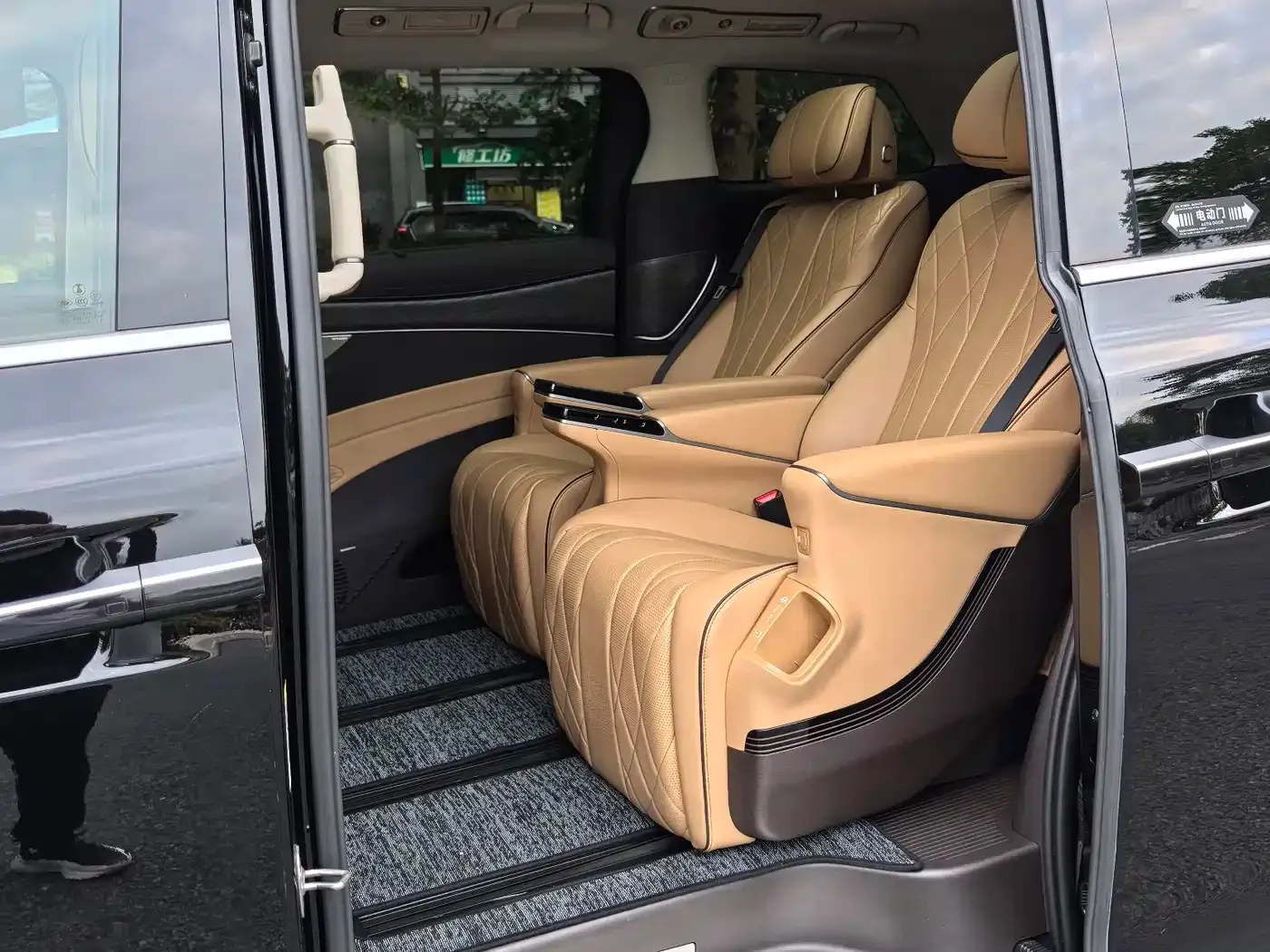 Denza D9 EV 620 Premium 2024 — фото 8
