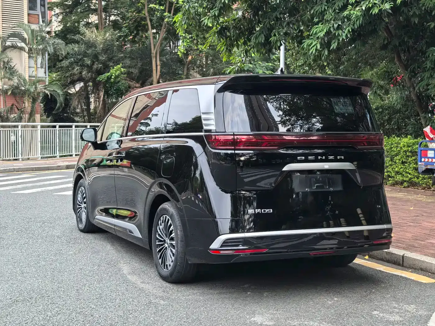 Denza D9 EV 620 Premium 2024 — фото 4