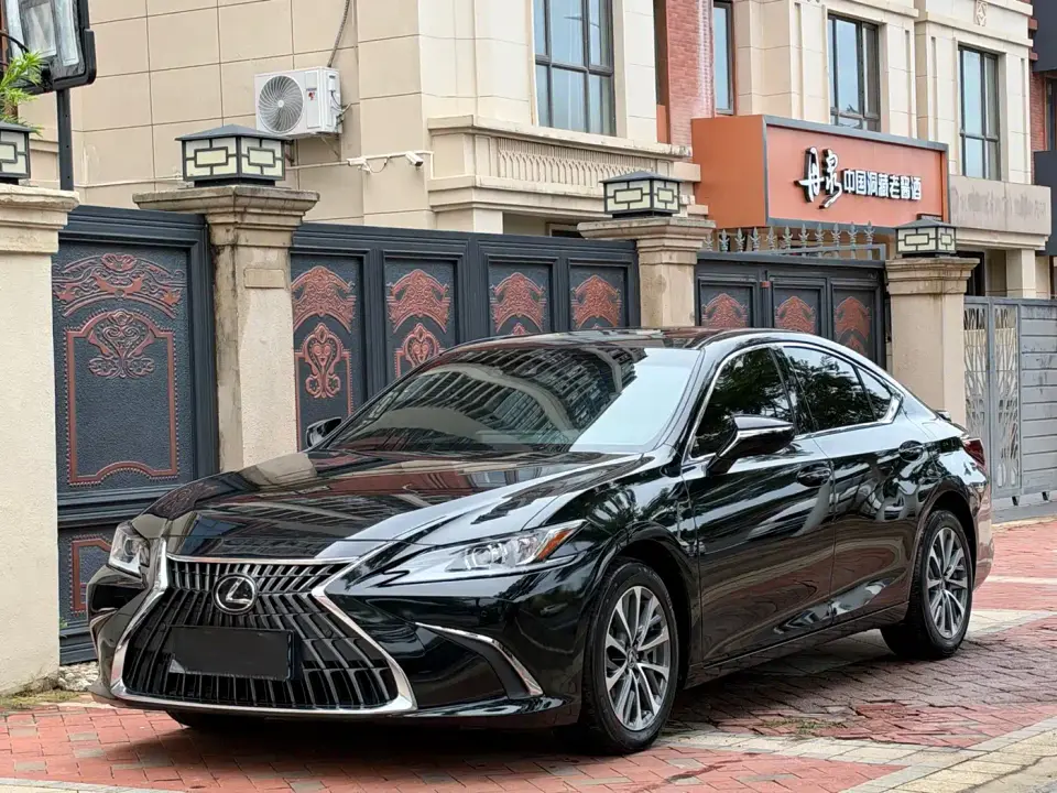 Lexus ES 300h Excellence Edition 2023
