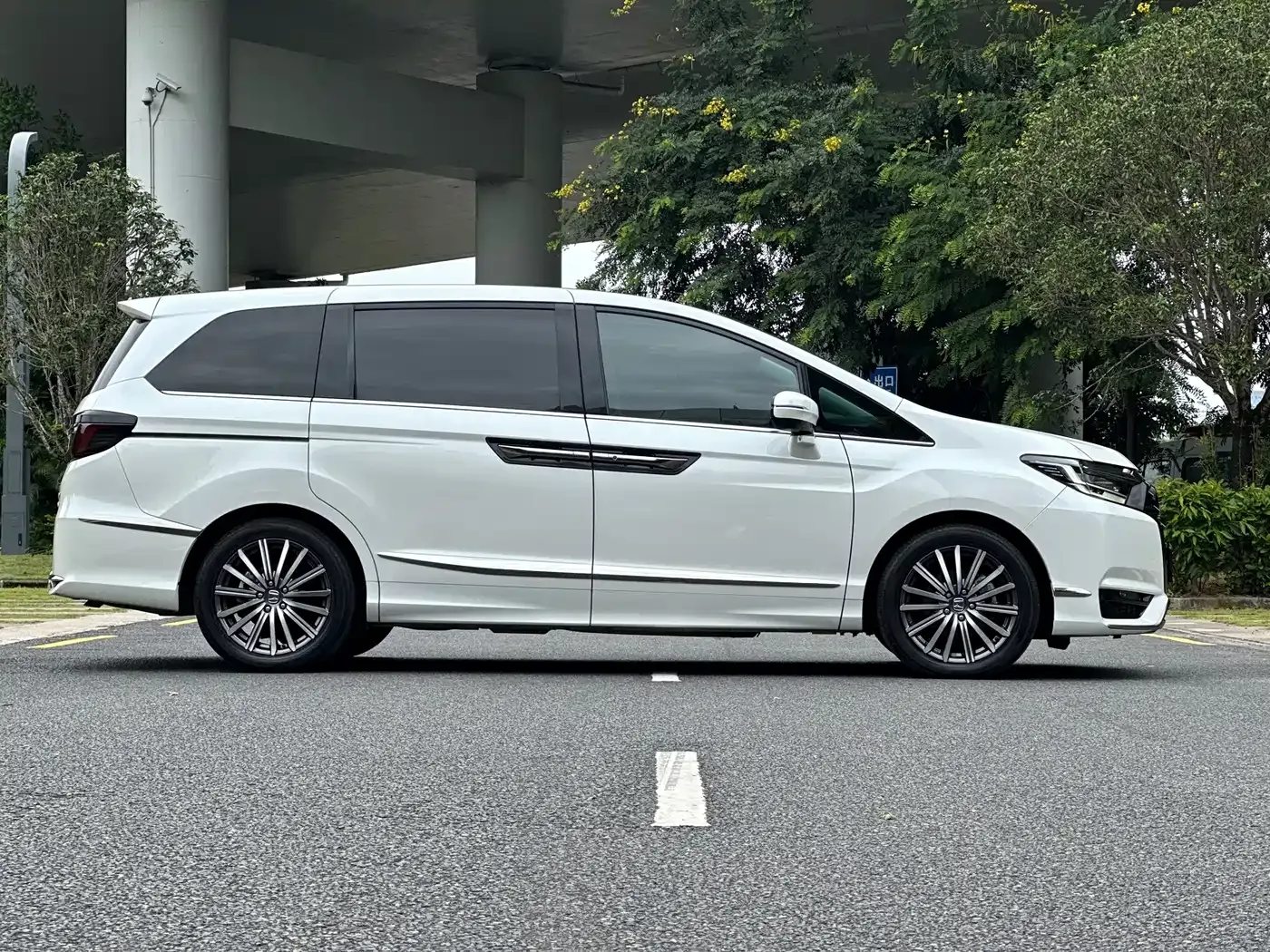 Honda Elysion 2.0L e:HEV Luxury First Edition 2022 — фото 16