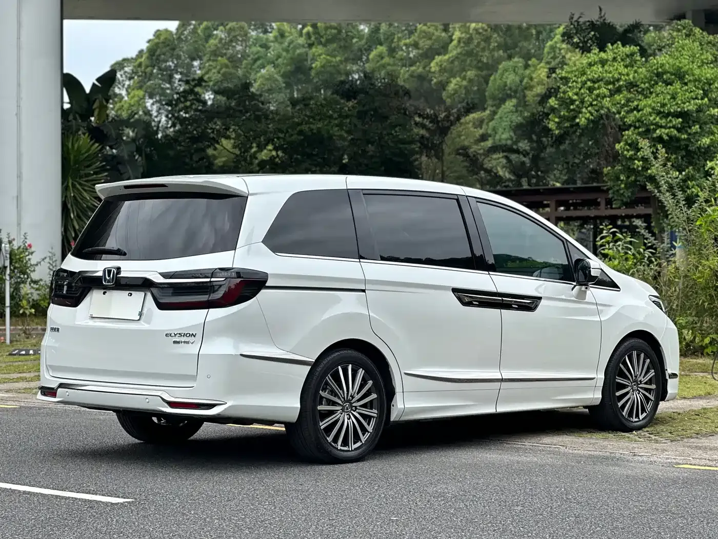 Honda Elysion 2.0L e:HEV Luxury First Edition 2022 — фото 17