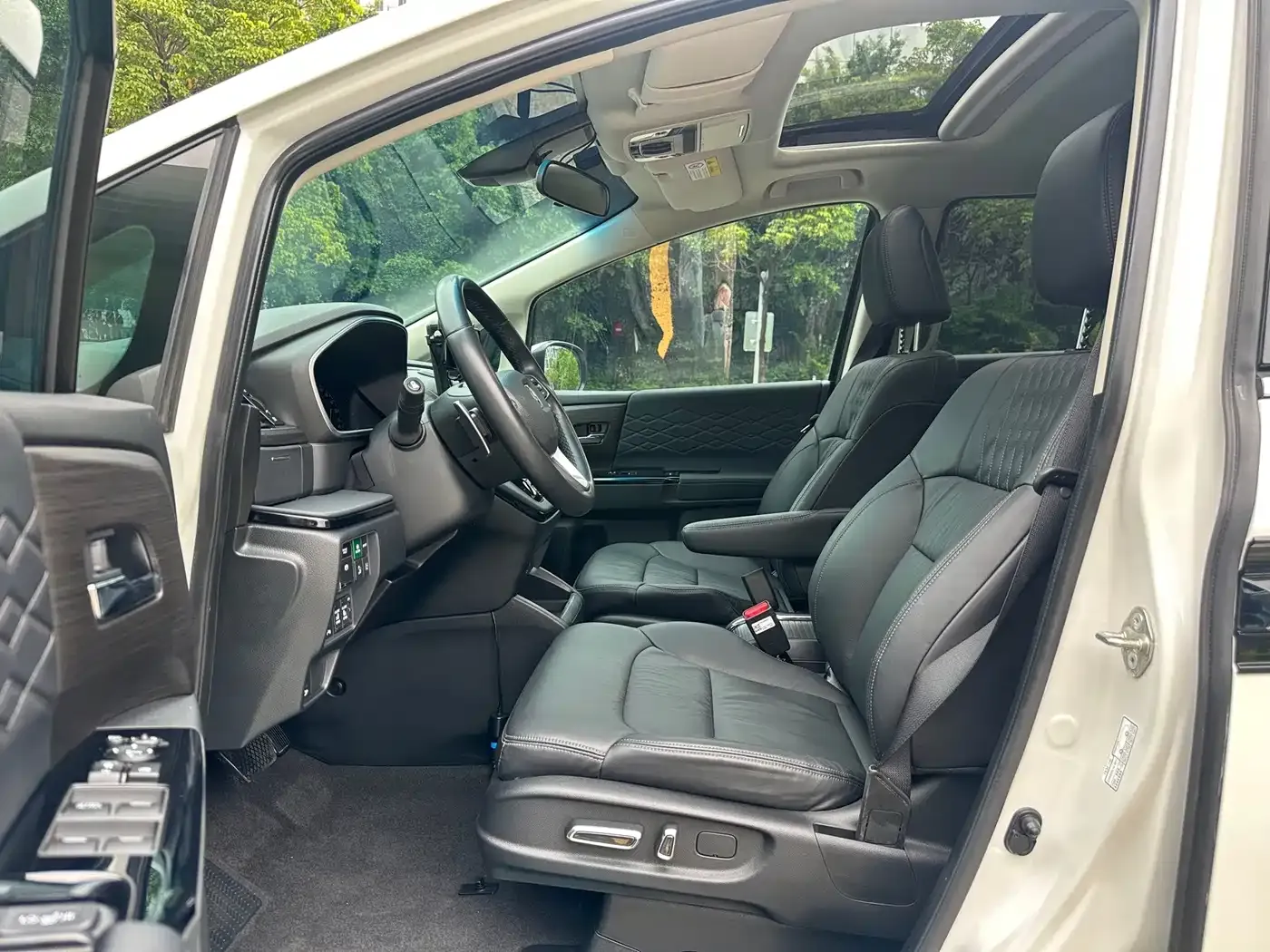 Honda Elysion 2.0L e:HEV Luxury First Edition 2022 — фото 4