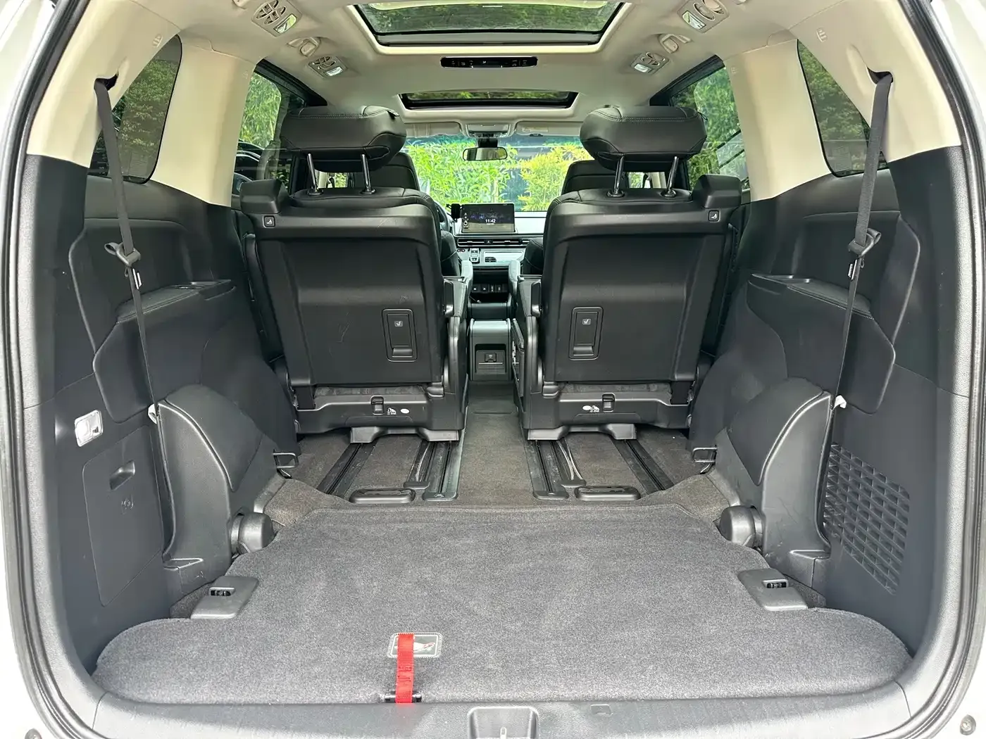 Honda Elysion 2.0L e:HEV Luxury First Edition 2022 — фото 21