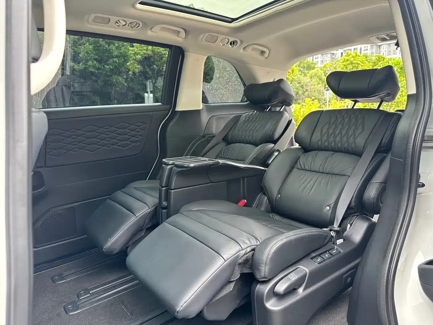 Honda Elysion 2.0L e:HEV Luxury First Edition 2022 — фото 15