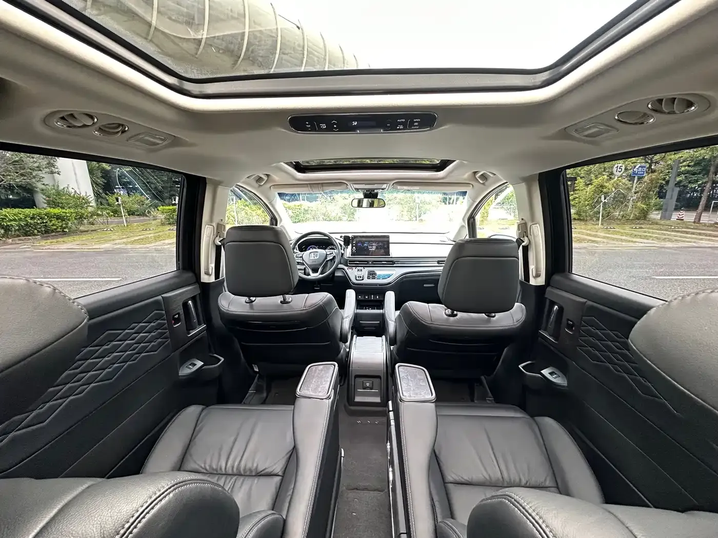 Honda Elysion 2.0L e:HEV Luxury First Edition 2022 — фото 12