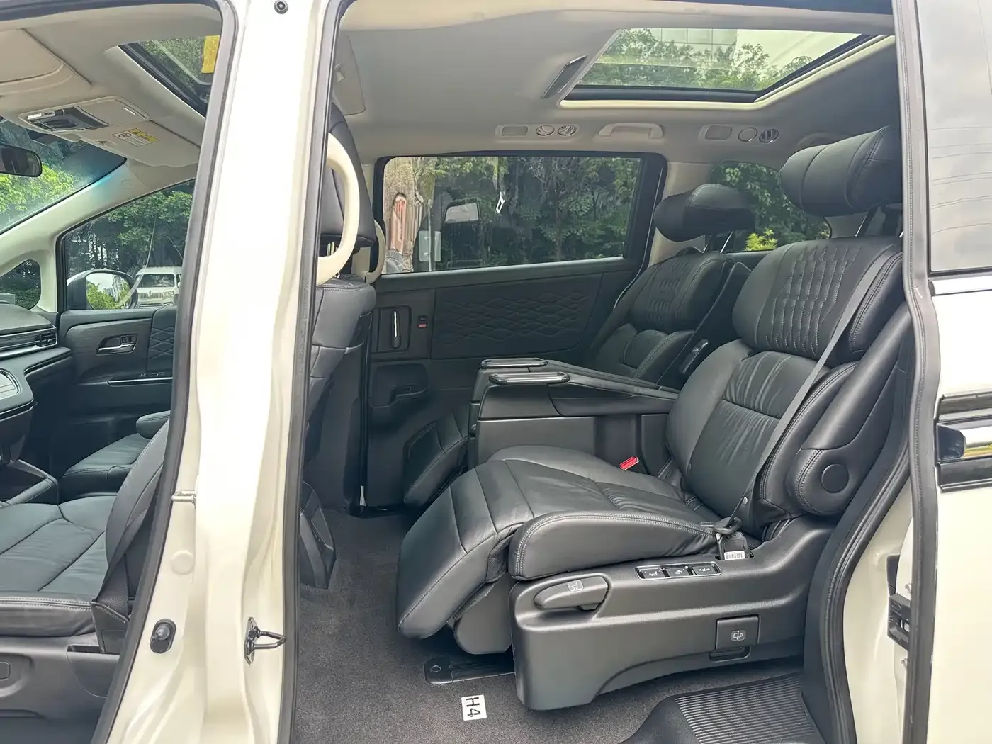 Honda Elysion 2.0L e:HEV Luxury First Edition 2022 — фото 5
