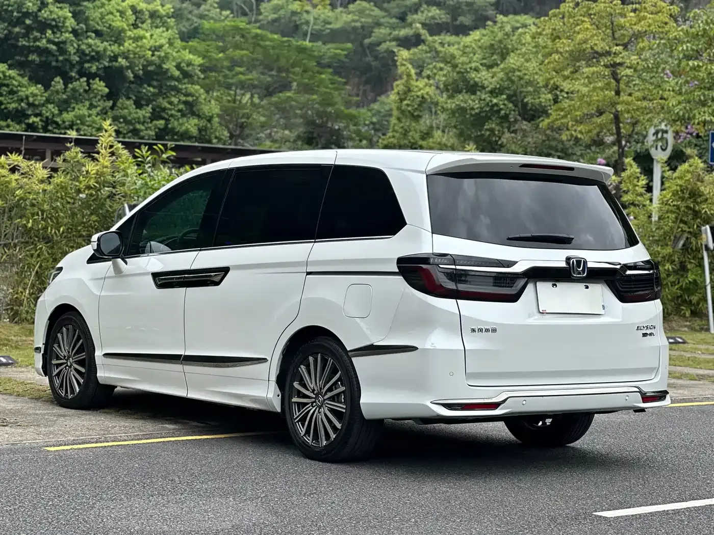 Honda Elysion 2.0L e:HEV Luxury First Edition 2022 — фото 19