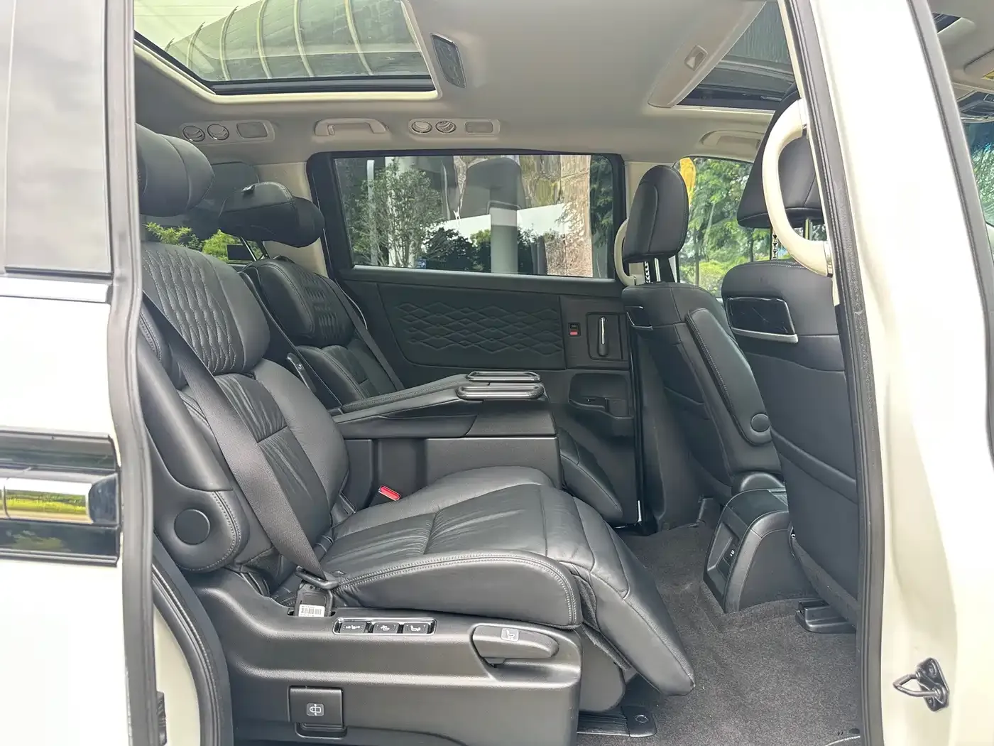 Honda Elysion 2.0L e:HEV Luxury First Edition 2022 — фото 8