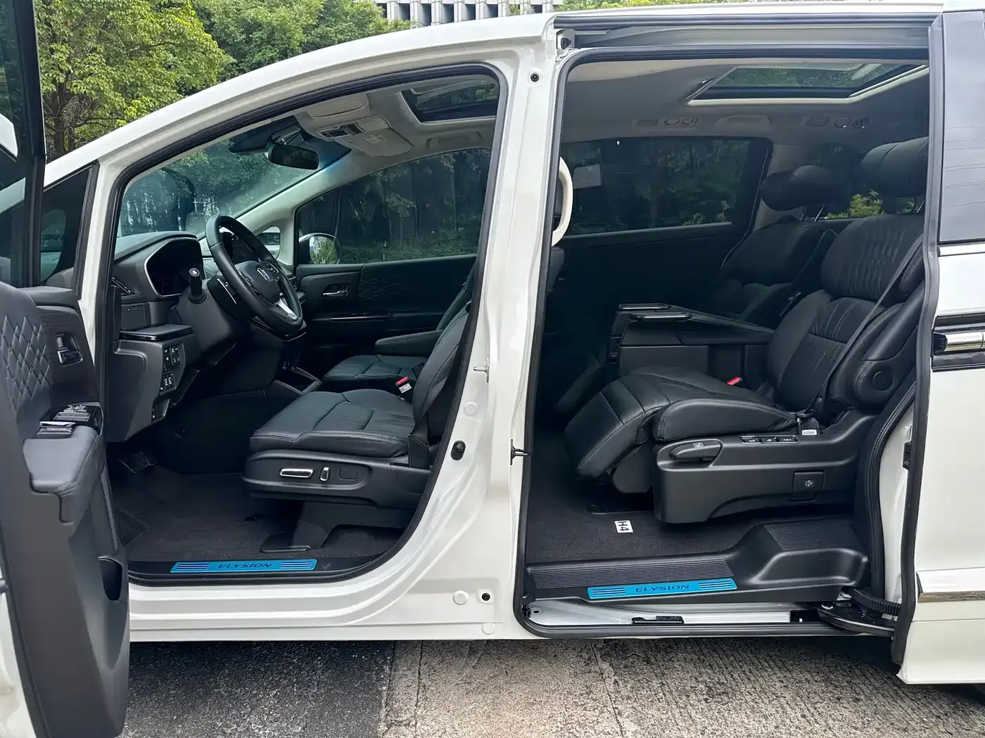 Honda Elysion 2.0L e:HEV Luxury First Edition 2022 — фото 6