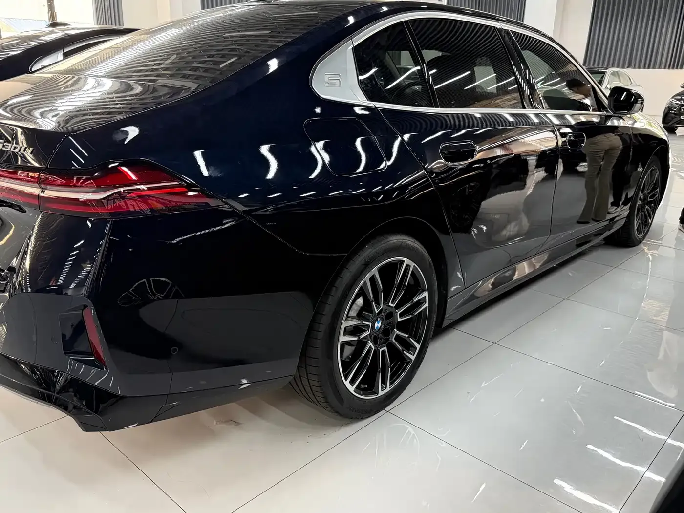 BMW 5 Series 530Li Exclusive Luxury Package 2026 — фото 4