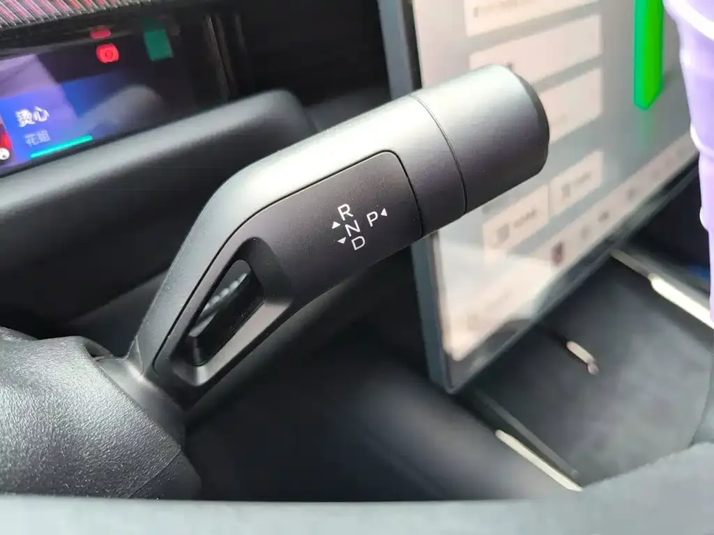 Lynk & Co 10 EM-P Facelift 240 AWD Ultra 2026 — фото 15