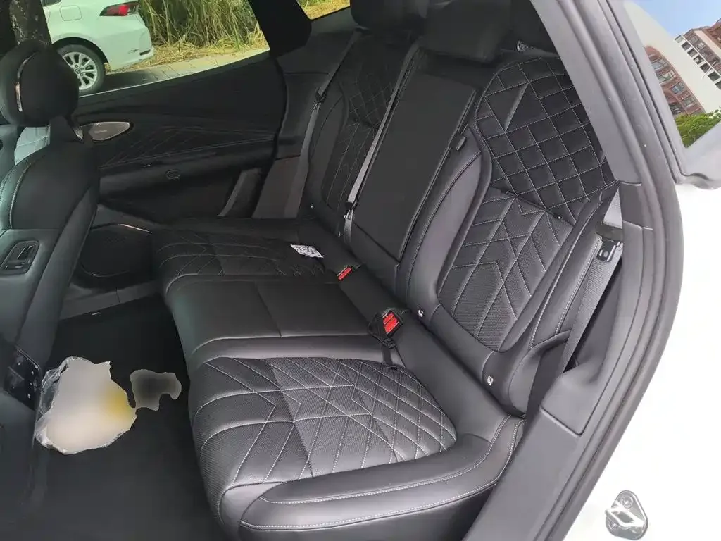 Lynk & Co 10 EM-P Facelift 240 AWD Ultra 2026 — фото 18