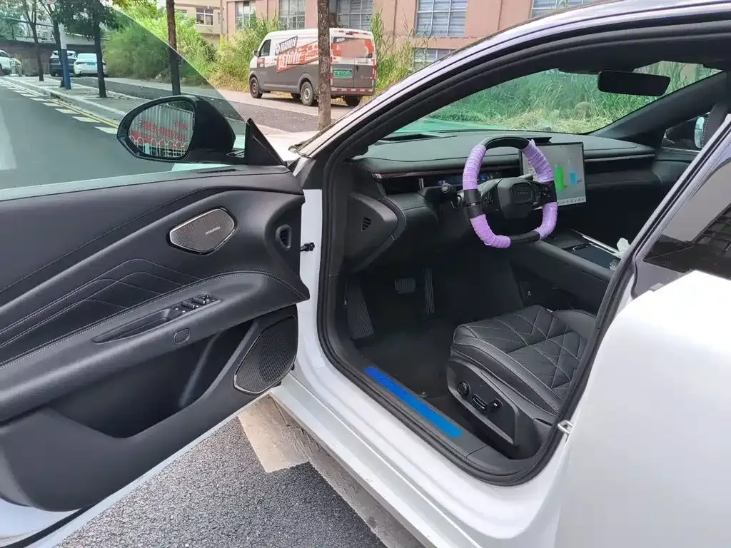 Lynk & Co 10 EM-P Facelift 240 AWD Ultra 2026 — фото 17