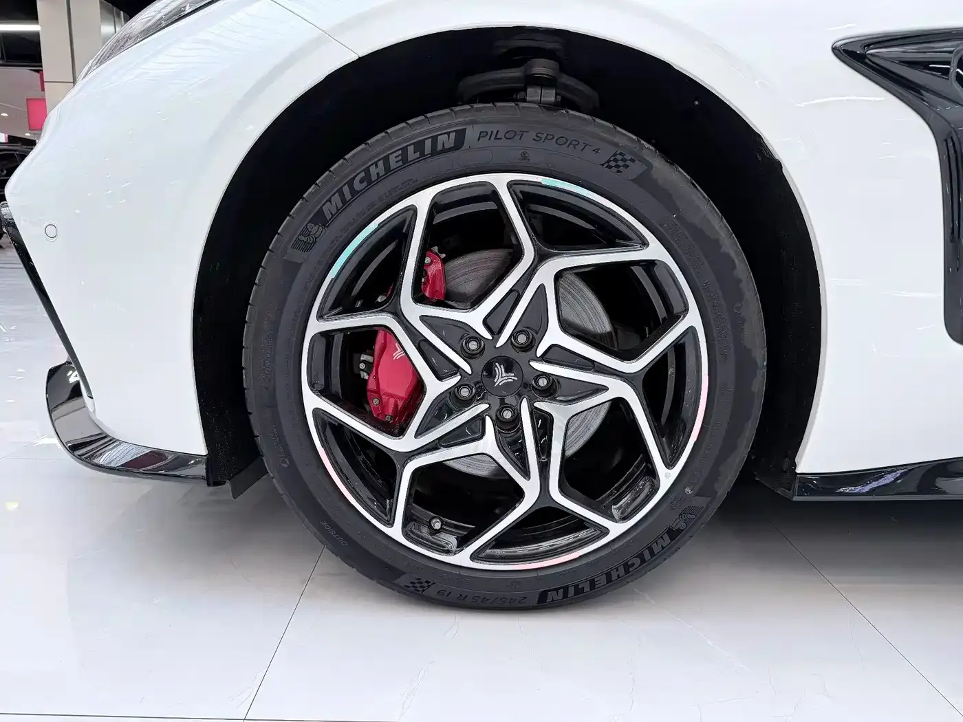 Neta Nezha GT 580 AWD Sport Edition 2023 — фото 9