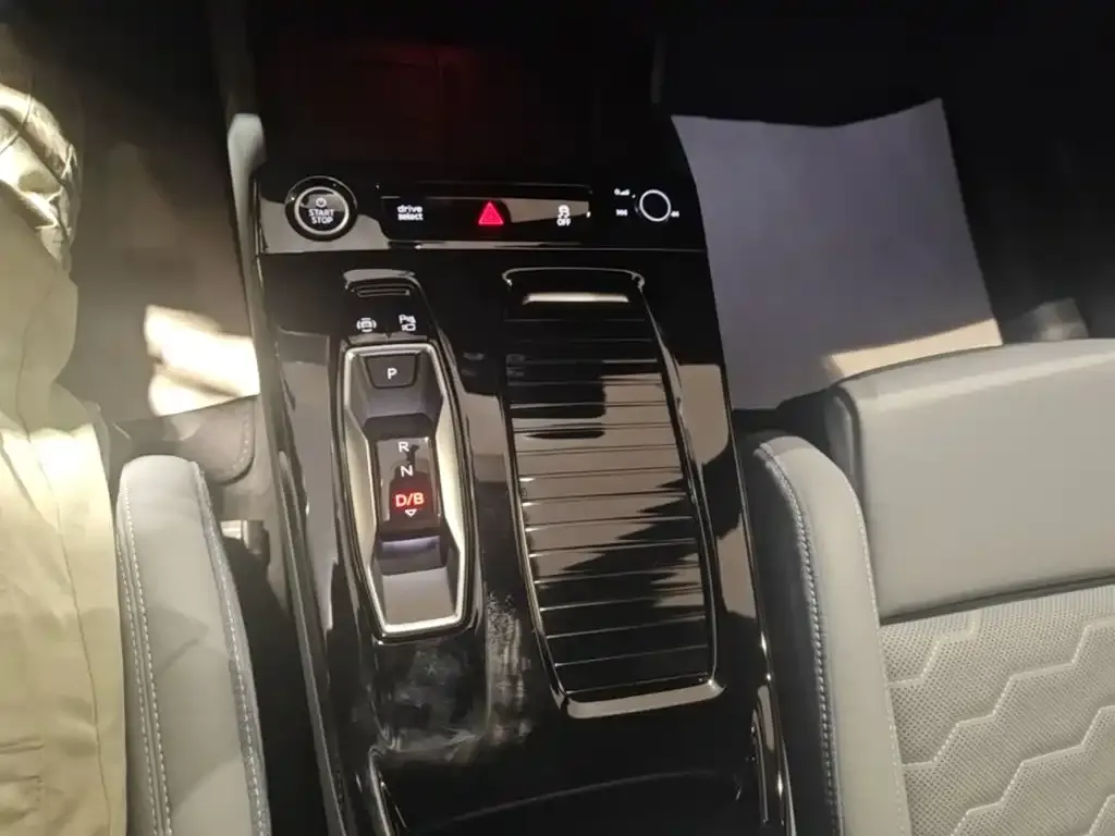 Audi Q6L e-tron Model Pioneer Edition 2025 — фото 19