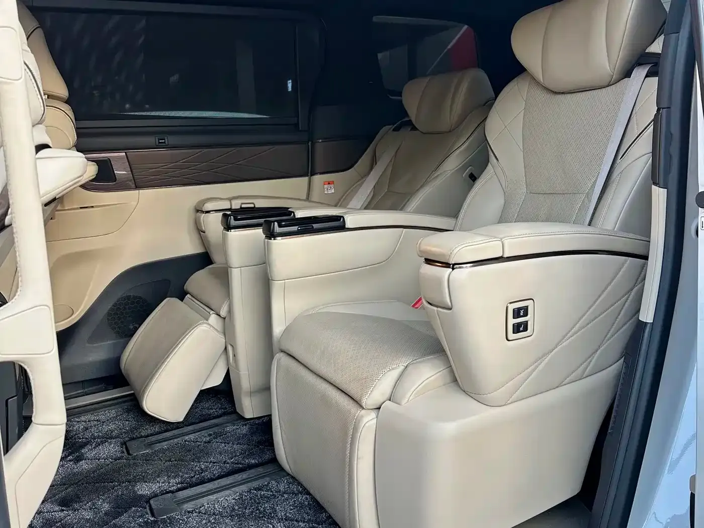 Toyota Alphard Hybrid 2.5L Prestige Edition 2023 — фото 4