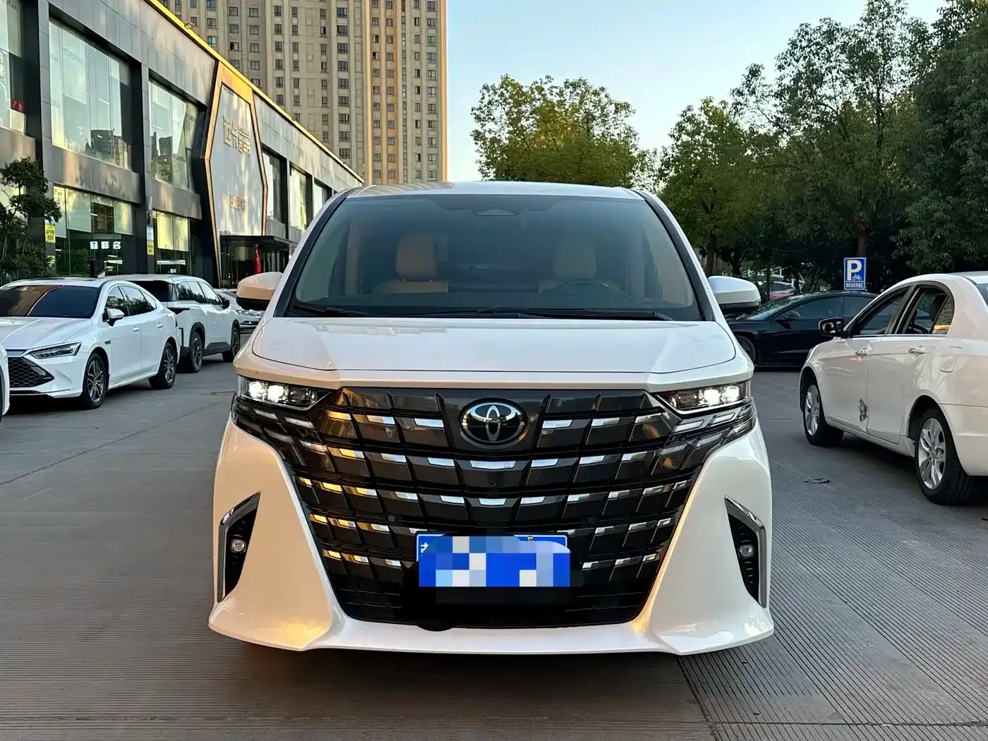 Toyota Alphard Hybrid 2.5L Prestige Edition 2023 — фото 2