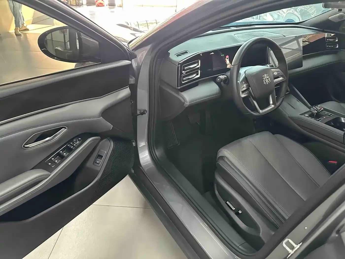 BYD Qin L DM-i Smart Drive Edition 120KM Surpassing 2025 — фото 4