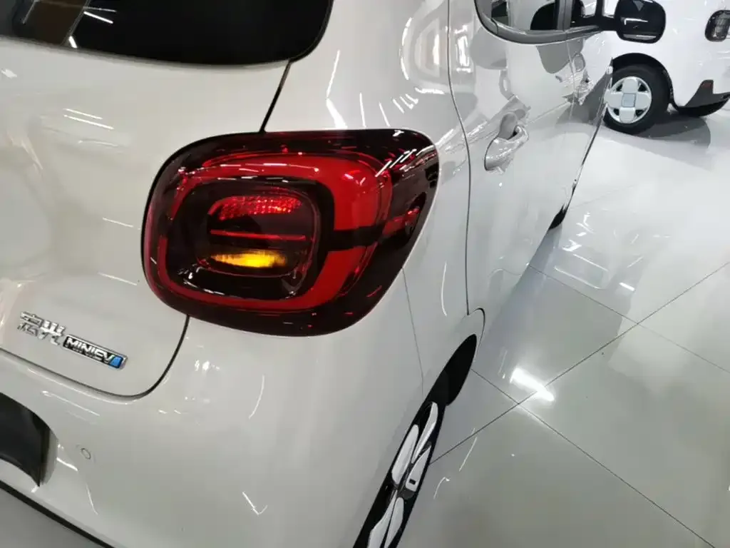 Wuling Motors Hongguang MINIEV 4-Door Advanced 2025 — фото 8