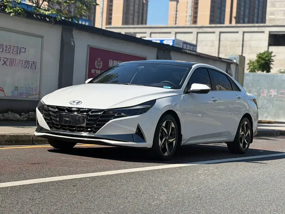 Hyundai Elantra 1.5L CVT LUX Premium Edition 2022