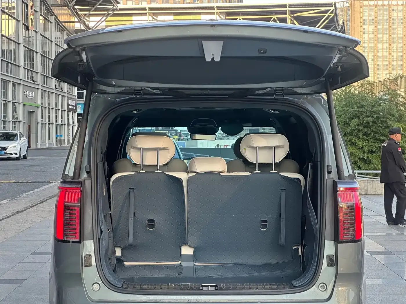 Zeekr 009 7-Seat Aisle AWD Version 108kWh 2024 — фото 23