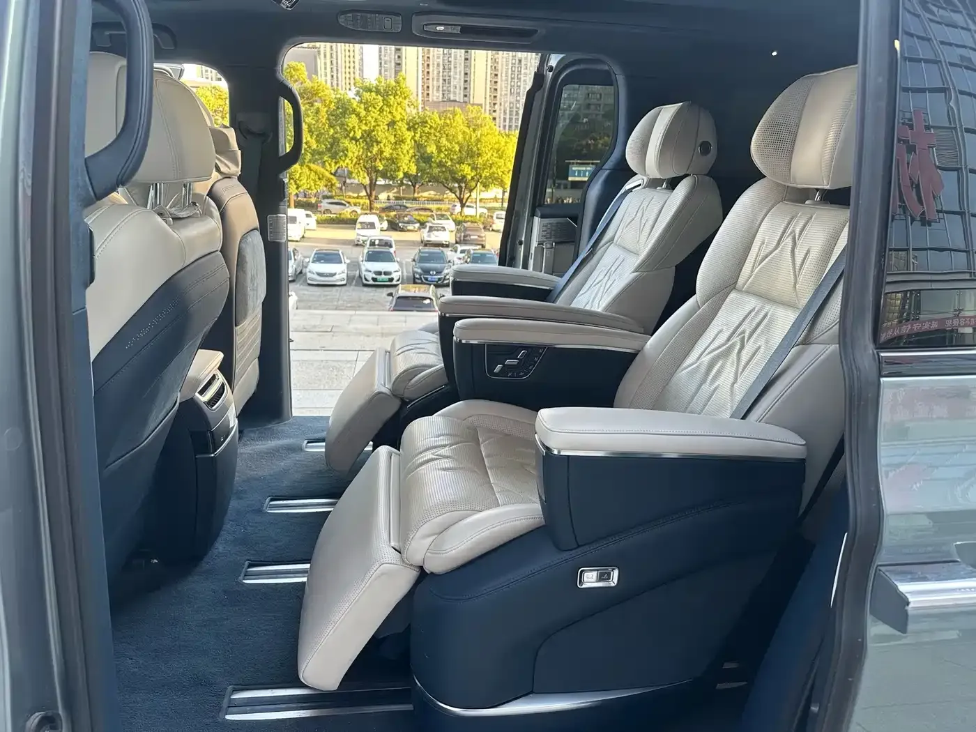 Zeekr 009 7-Seat Aisle AWD Version 108kWh 2024 — фото 19