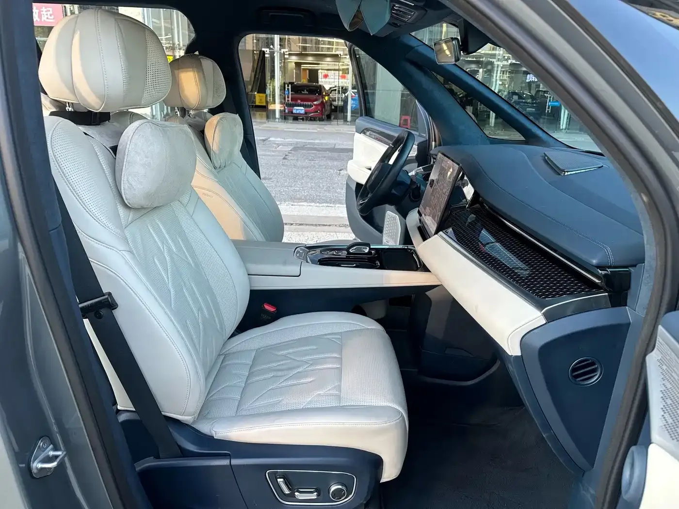 Zeekr 009 7-Seat Aisle AWD Version 108kWh 2024 — фото 17