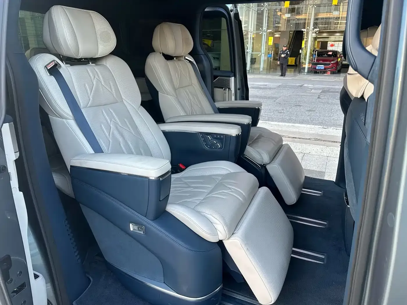 Zeekr 009 7-Seat Aisle AWD Version 108kWh 2024 — фото 20