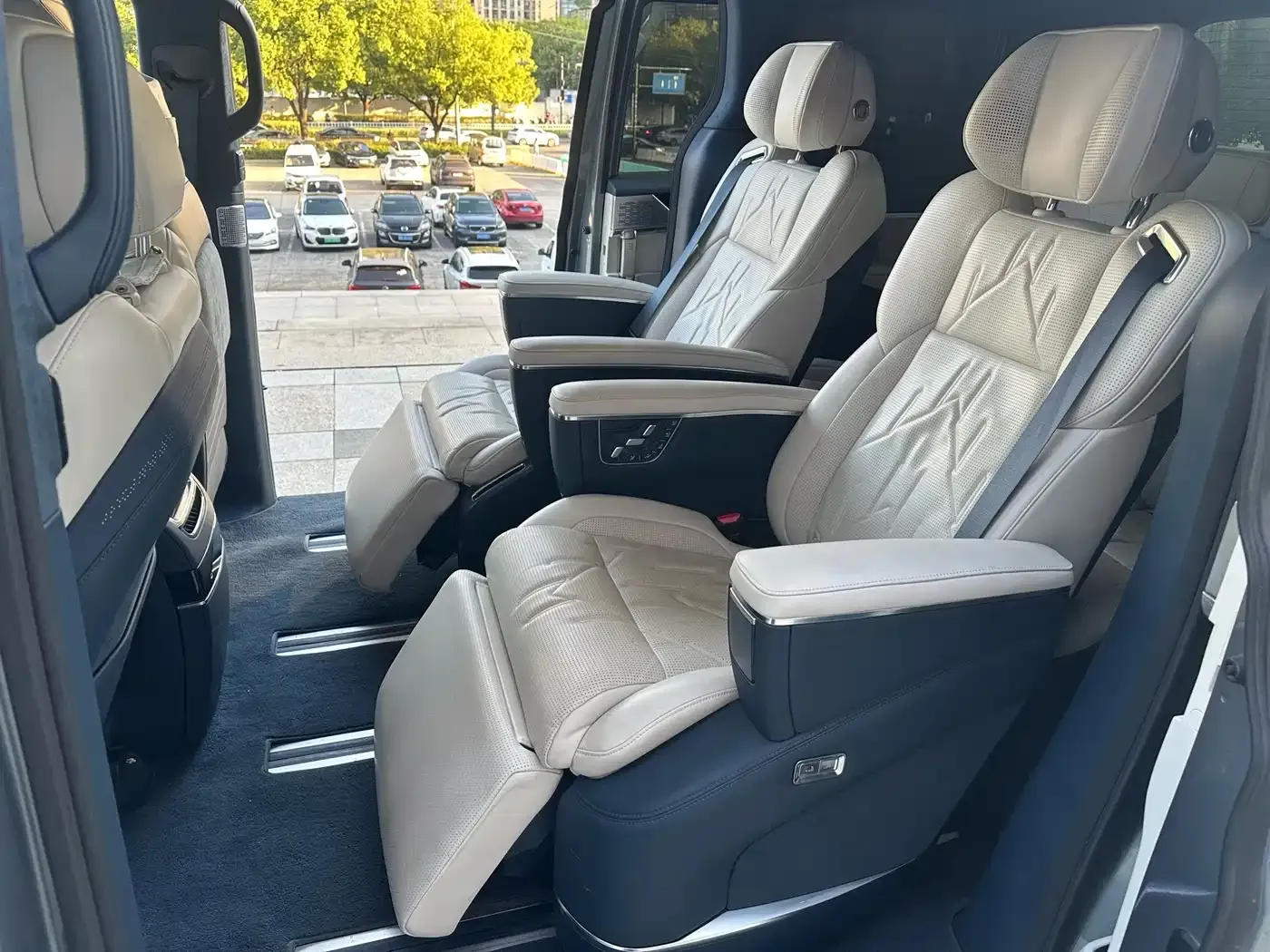 Zeekr 009 7-Seat Aisle AWD Version 108kWh 2024 — фото 18
