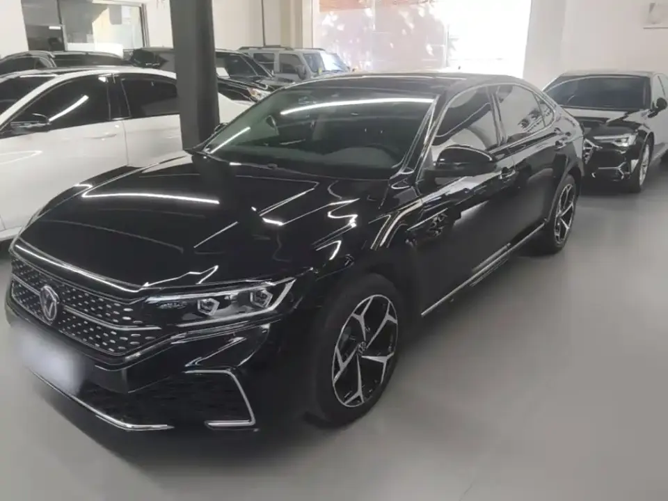 Volkswagen Passat Facelift 330TSI Starlight Luxury Edition 2023