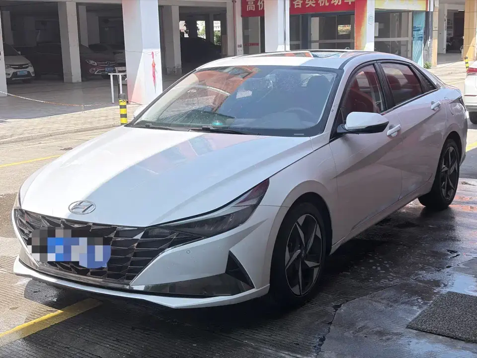 Hyundai Elantra 1.5L CVT LUX Premium Edition 2022