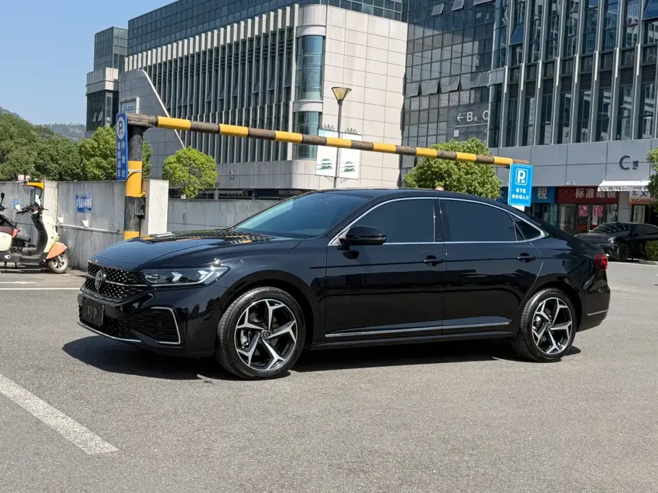 Volkswagen Passat 330TSI Starlight Elite Edition 2025