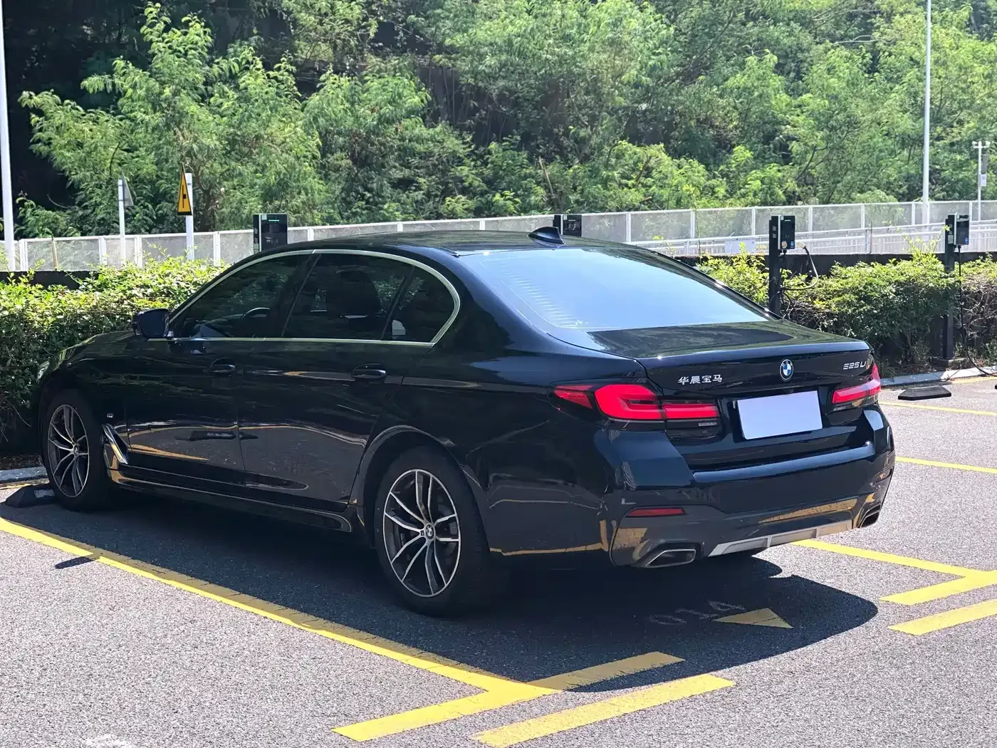 BMW 5 Series 525Li M Sport Package 2023 — фото 4