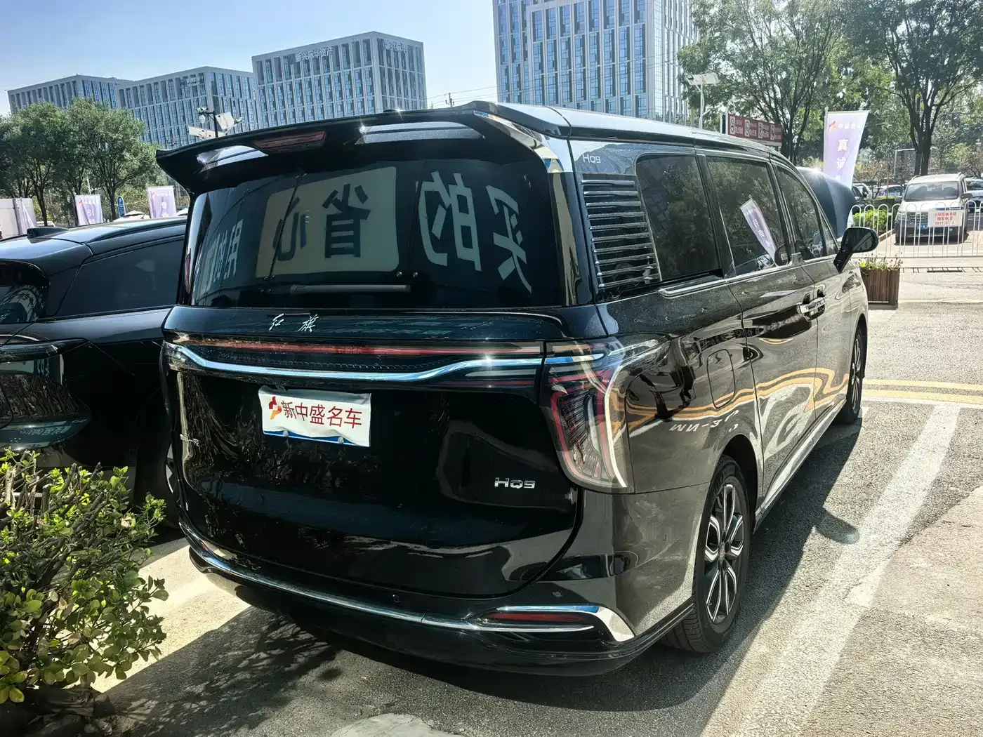 Hongqi HQ9 2.0T Smart Connect Flag Smooth Edition 2023 — фото 3